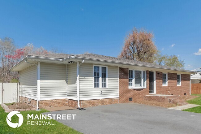2432 Community Park Dr in Stallings, NC - Building Photo - Building Photo