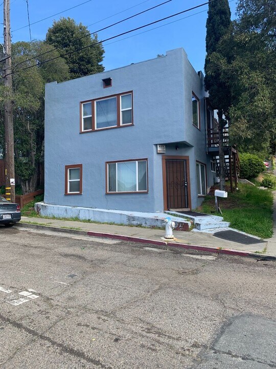 4500 San Carlos Ave-Unit -LOWER in Oakland, CA - Building Photo
