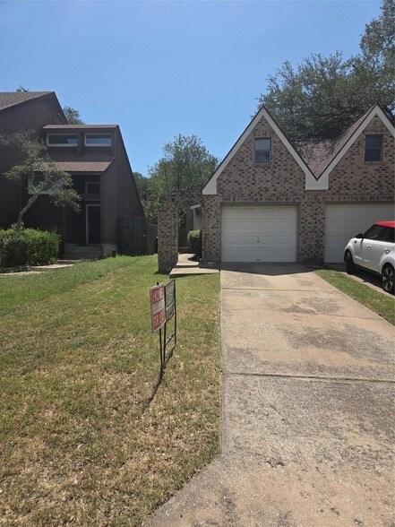 8111 Baywood Dr, Unit A in Austin, TX - Foto de edificio