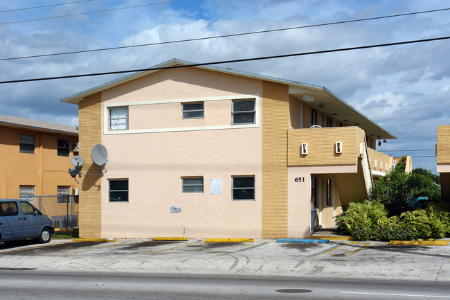 651 W 29th St in Hialeah, FL - Building Photo - Building Photo