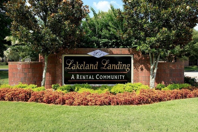 Lakeland Landing Apartments in Lakeland, FL - Foto de edificio - Building Photo