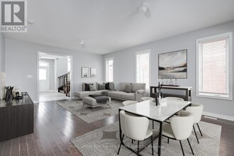 2105 Falling Green Dr in Oakville, ON - Building Photo - Building Photo