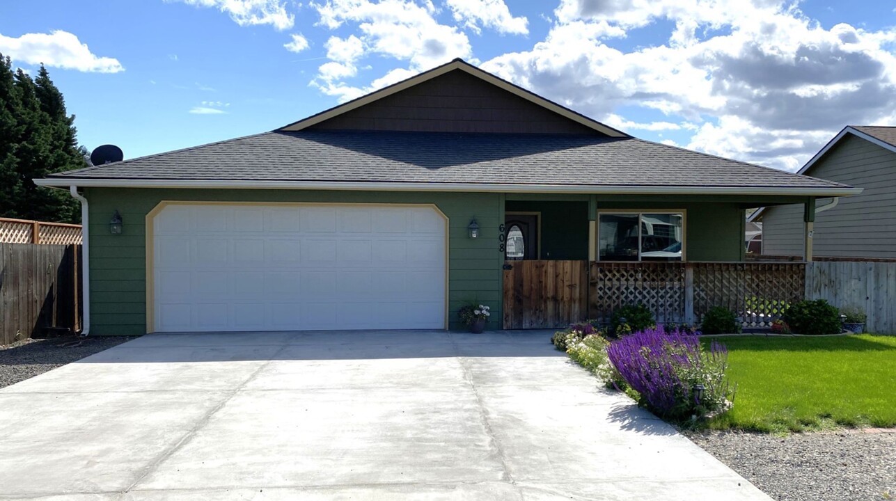 608 4th St in Dallesport, WA - Building Photo