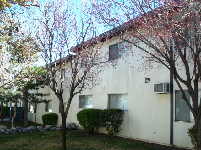 Roselake Apartments in Reno, NV - Foto de edificio - Building Photo