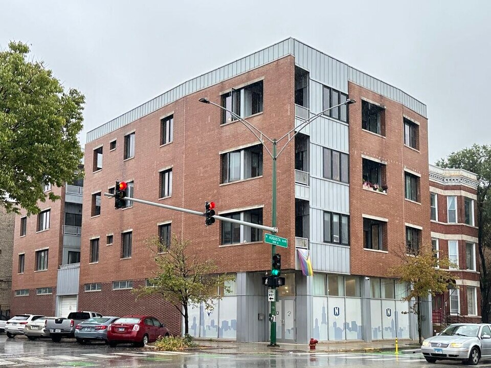 1354 W Augusta Blvd, Unit M02B in Chicago, IL - Building Photo
