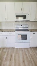 16481 Blatt Blvd in Weston, FL - Foto de edificio - Building Photo