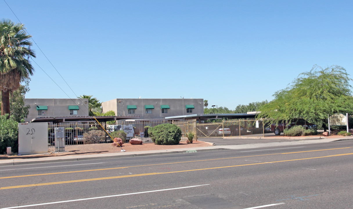 Montego Court Condominiums in Phoenix, AZ - Foto de edificio