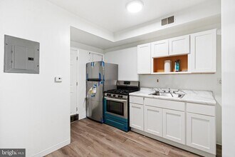 864 N 42nd St in Philadelphia, PA - Building Photo - Building Photo