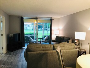 200 Turtle Lake Ct in Naples, FL - Foto de edificio - Building Photo
