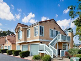 733 Vista Grande Way in Oceanside, CA - Building Photo