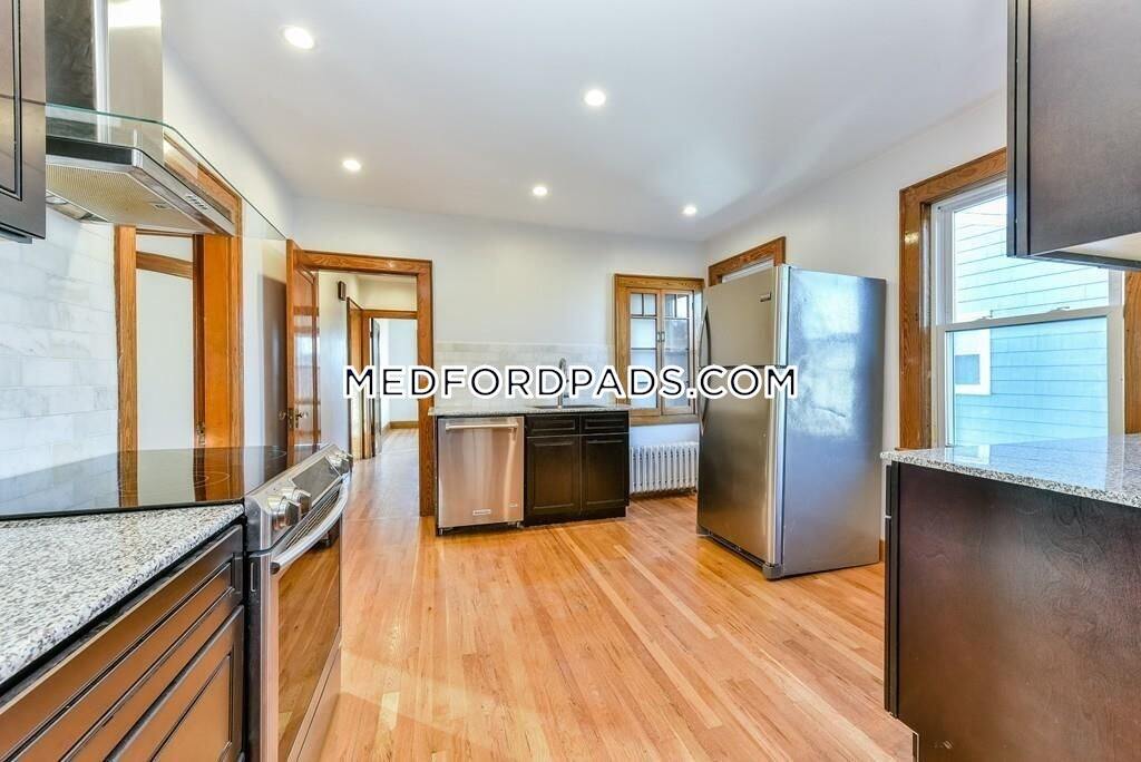 14 Renfrew St, Unit 2 in Medford, MA - Foto de edificio