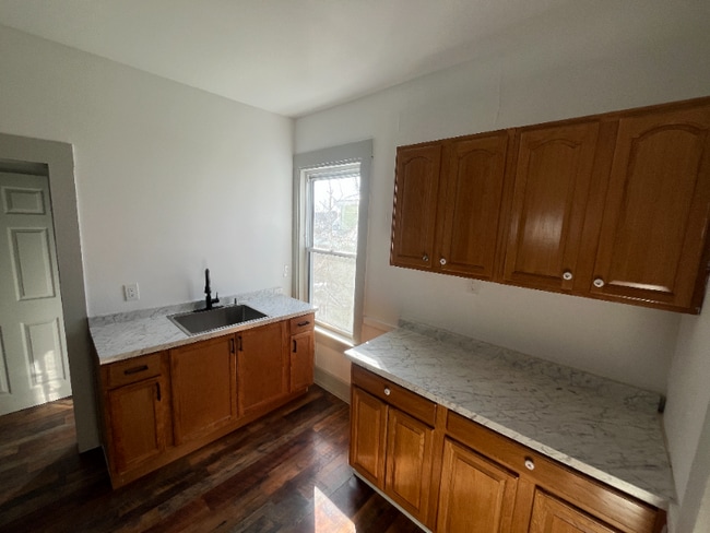 40 Garnet St, Unit Unit 4 in Fitchburg, MA - Foto de edificio - Building Photo