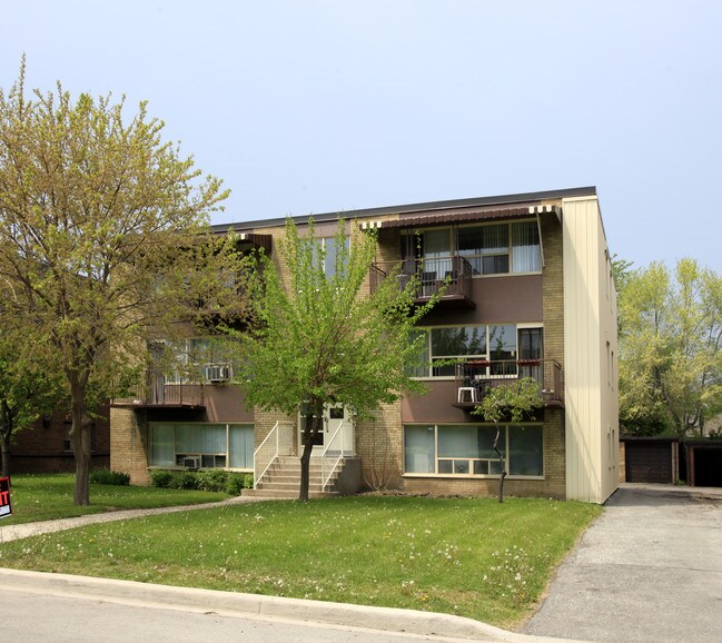 10 Meadowbrook Rd in Toronto, ON - Building Photo - Building Photo