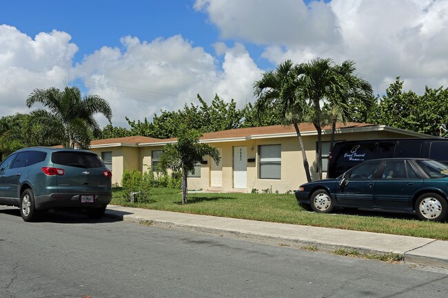 2001-2007 A E Isaacs Ave in West Palm Beach, FL - Building Photo - Building Photo