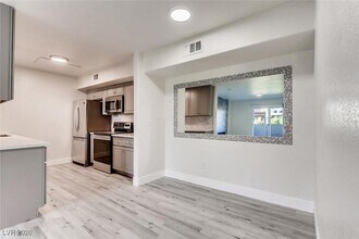 7255 W Sunset Rd, Unit 2024 in Las Vegas, NV - Building Photo - Building Photo