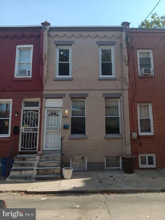 2305 N Fawn St in Philadelphia, PA - Building Photo