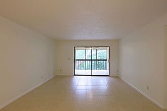 6120 Whiskey Creek Dr in Ft. Myers, FL - Building Photo - Building Photo