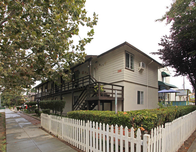 296 S 10th St in San Jose, CA - Foto de edificio - Building Photo