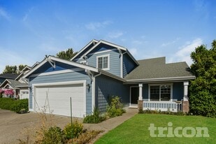 8724 133rd St Ct E in Puyallup, WA - Building Photo