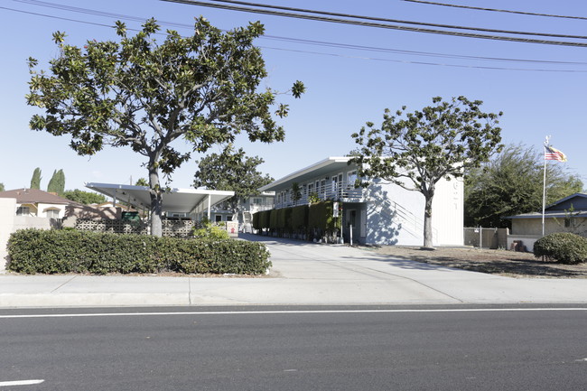 4621 W McFadden Ave in Santa Ana, CA - Building Photo - Building Photo