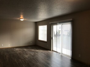 1409 NE Tucson Way in Bend, OR - Foto de edificio - Building Photo