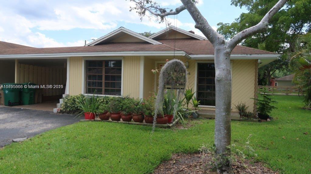 3658 E Bell Dr in Davie, FL - Building Photo
