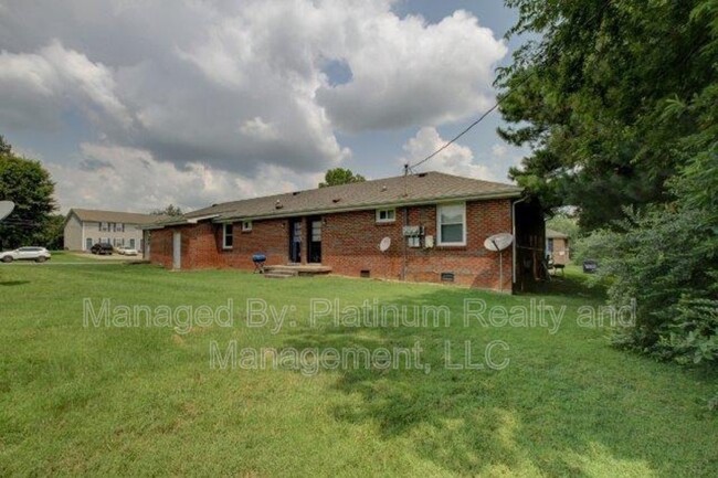 805 Golf View Pl in Clarksville, TN - Foto de edificio - Building Photo