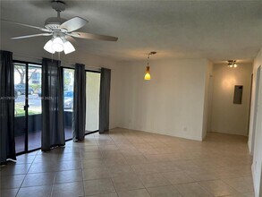 301 N Pine Island Rd in Plantation, FL - Building Photo - Building Photo