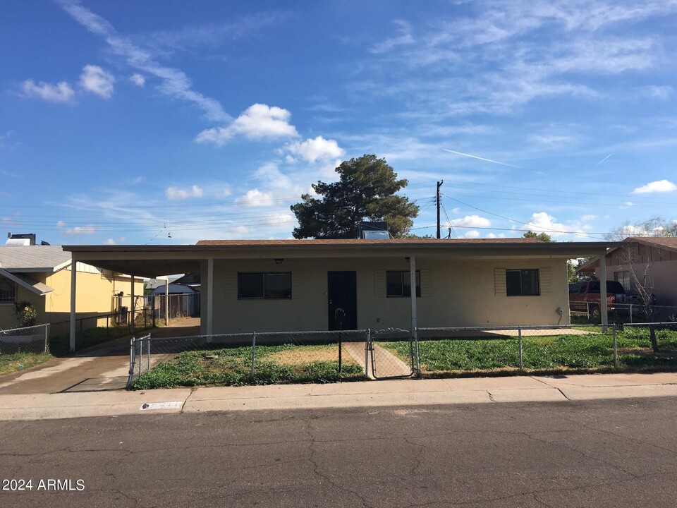 6211 S 21st St in Phoenix, AZ - Building Photo