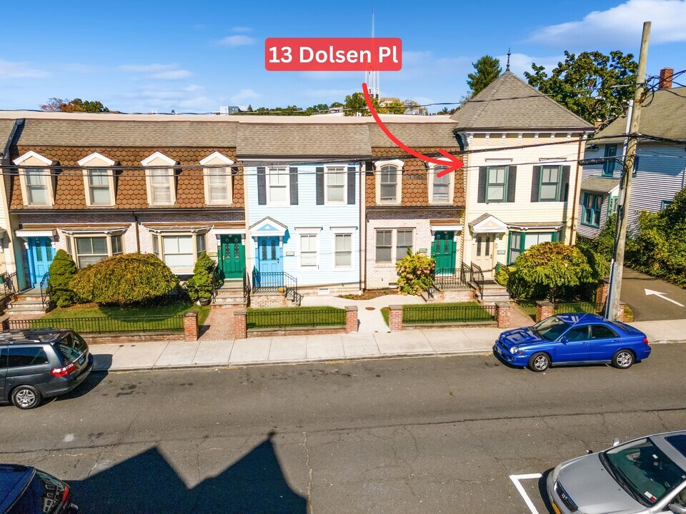 13 Dolsen Pl in Stamford, CT - Building Photo