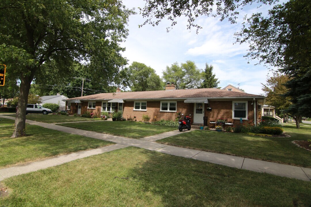 1 N Washington St in Westmont, IL - Building Photo