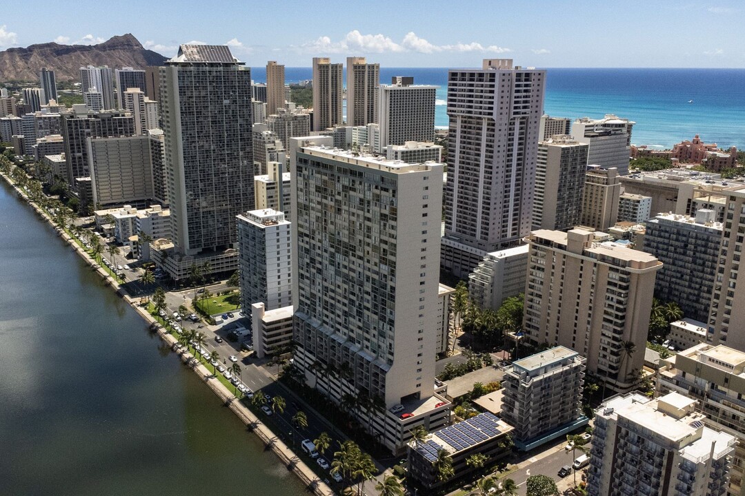 2211 Ala Wai Blvd in Honolulu, HI - Building Photo