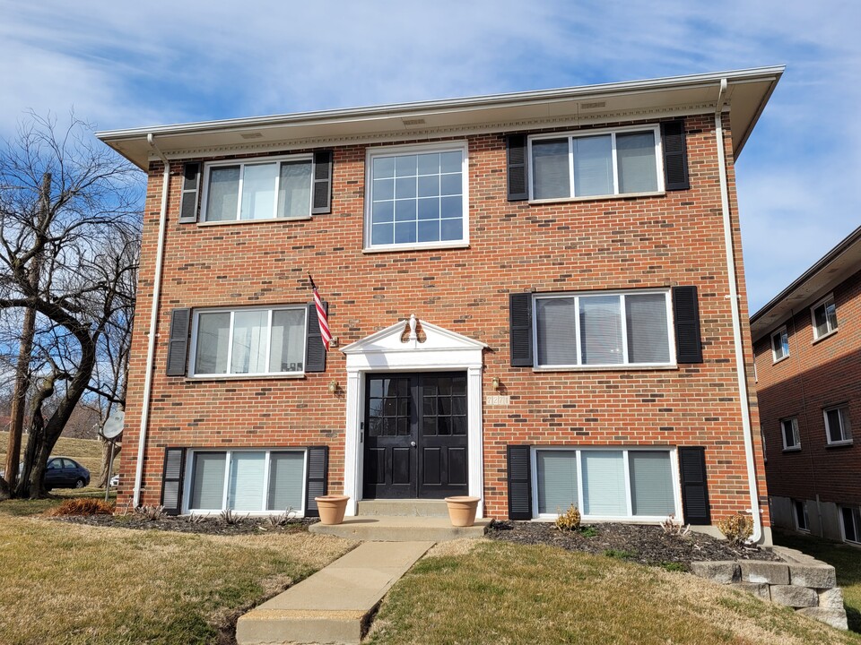 Oakview Lyndover Apartments in Maplewood, MO - Building Photo