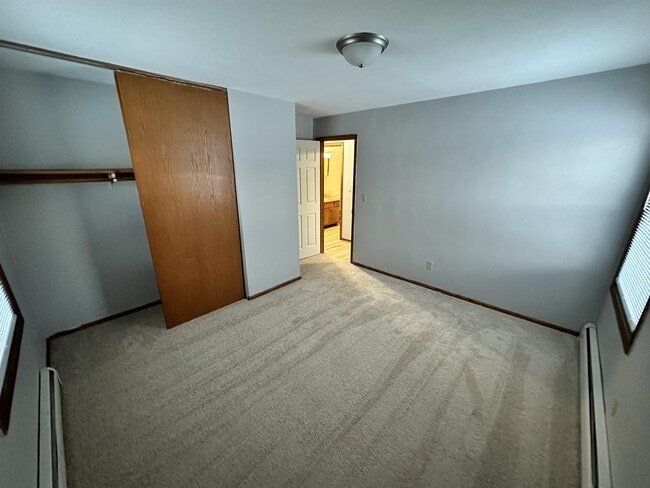 236 Walworth St, Unit 2 in Sharon, WI - Foto de edificio - Building Photo