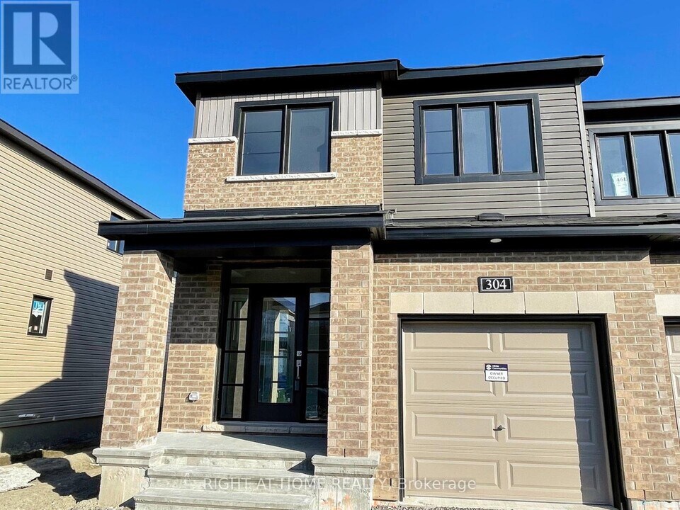 304 Basalt Ln in Ottawa, ON - Building Photo