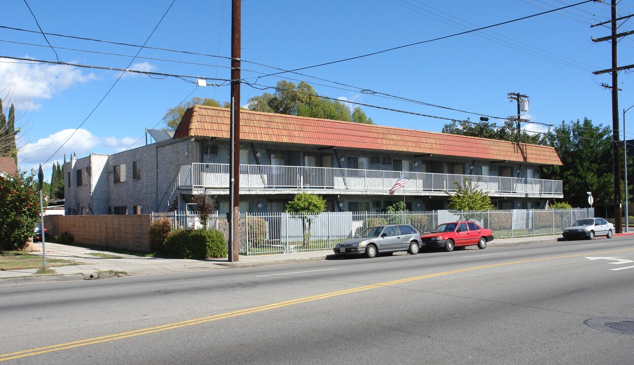 14237 Vanowen St in Van Nuys, CA - Building Photo