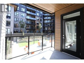 615 Cottonwood Ave in Coquitlam, BC - Building Photo