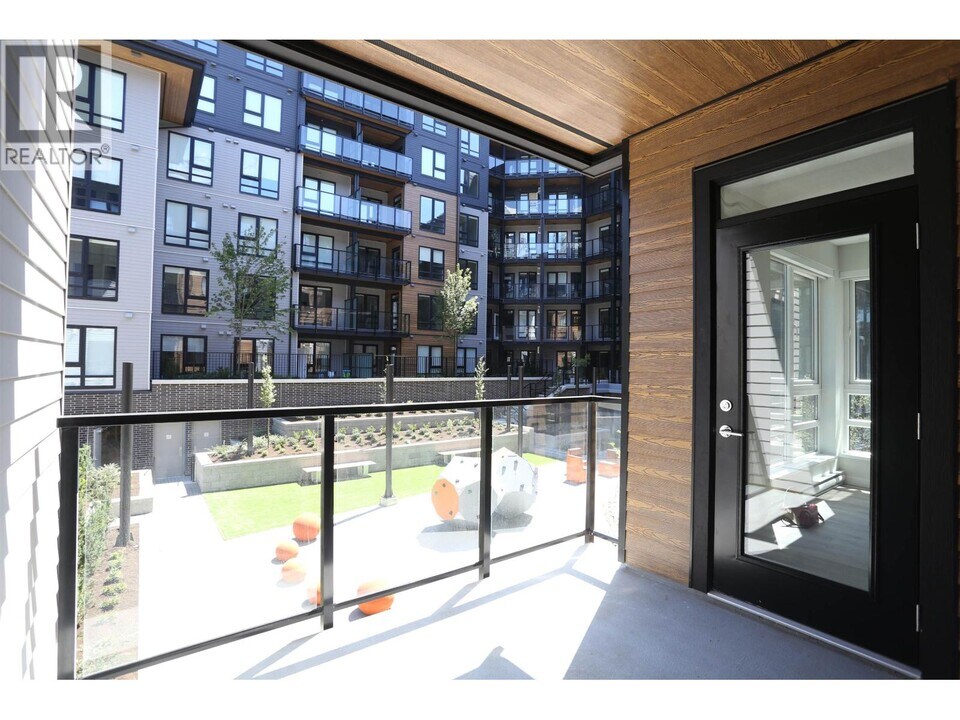 615 Cottonwood Ave in Coquitlam, BC - Building Photo