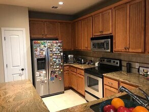 Room in Townhome on Old Lampasas Trail in Austin, TX - Building Photo - Building Photo
