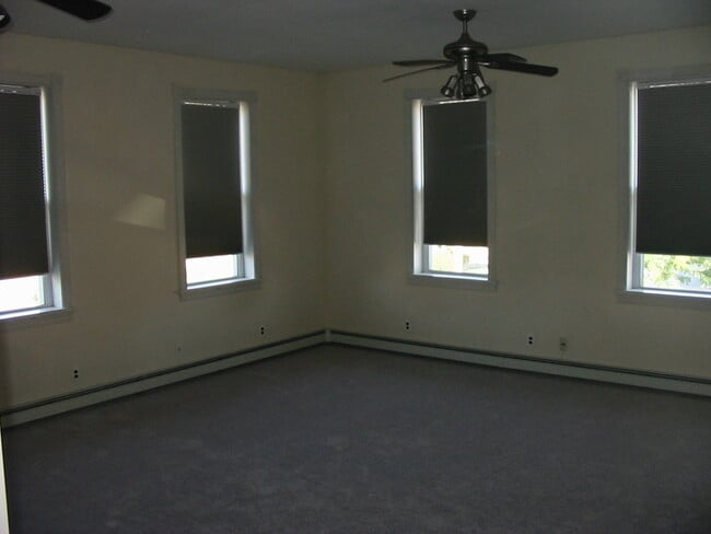 121 Gay St, Unit Apartment C in Phoenixville, PA - Building Photo - Building Photo