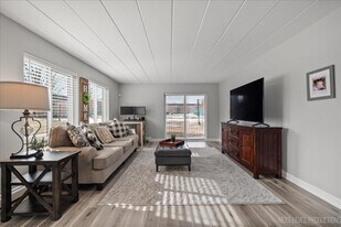 1052 N Mill St, Unit 111 in Naperville, IL - Building Photo
