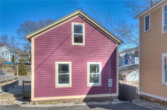 30 Queen St in East Greenwich, RI - Building Photo - Building Photo