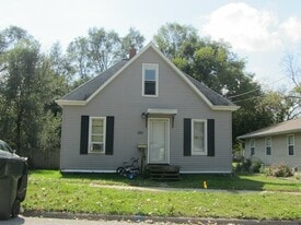 520 Adams St in Waterloo, IA - Building Photo