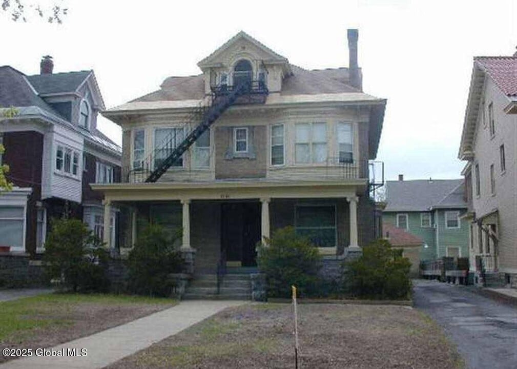 1330 Union St in Schenectady, NY - Building Photo