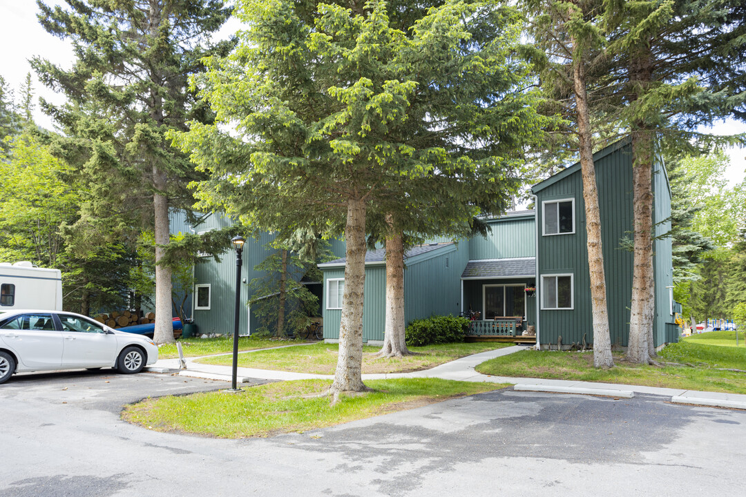 177 Marmot Cres in Banff, AB - Building Photo