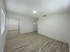 44 NW 44th St in Miami, FL - Building Photo