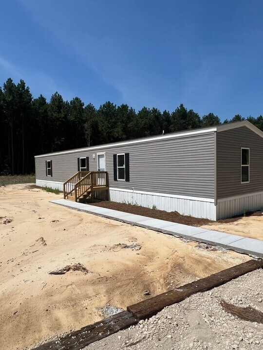1016 Evergreen Dr in Galivants Ferry, SC - Building Photo