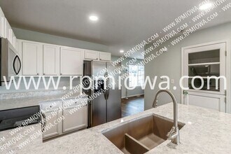 14616 Westbrook Dr in Urbandale, IA - Building Photo - Building Photo