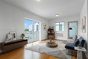 7950 Tatum Waterway Dr in Miami Beach, FL - Building Photo
