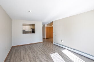 Applegate II in Dubuque, IA - Building Photo - Interior Photo